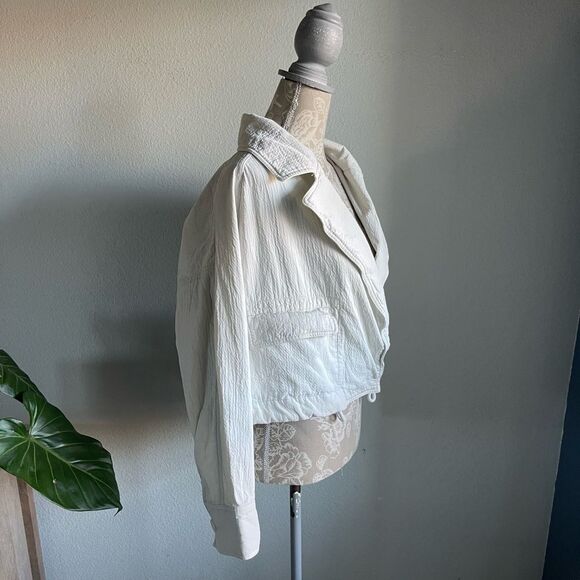 Few Moda Jemma Cropped Jacket in White - Picture 6 of 12